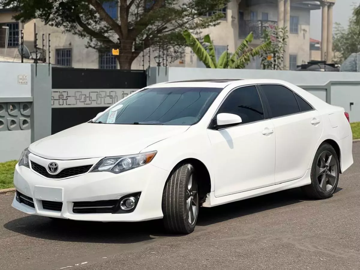 Toyota Camry   - 2014