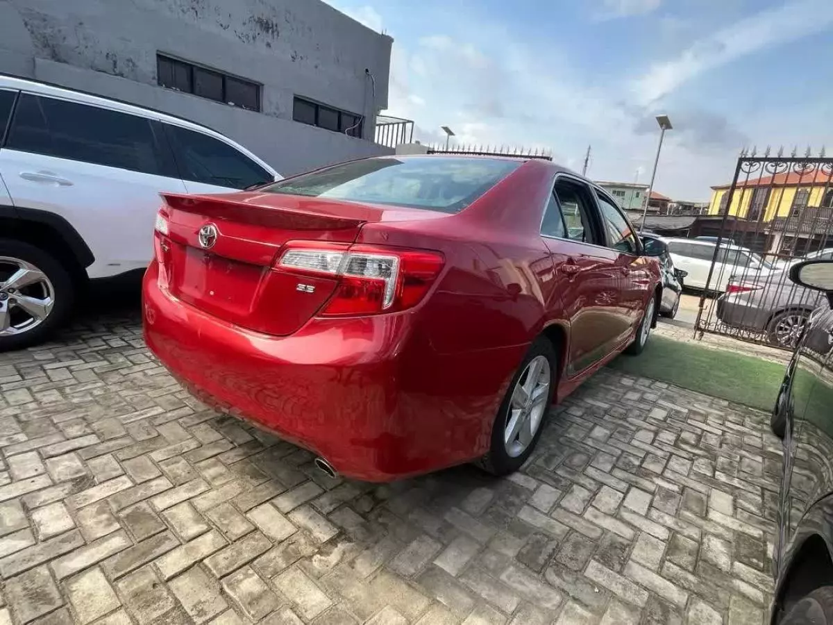 Toyota Camry   - 2012