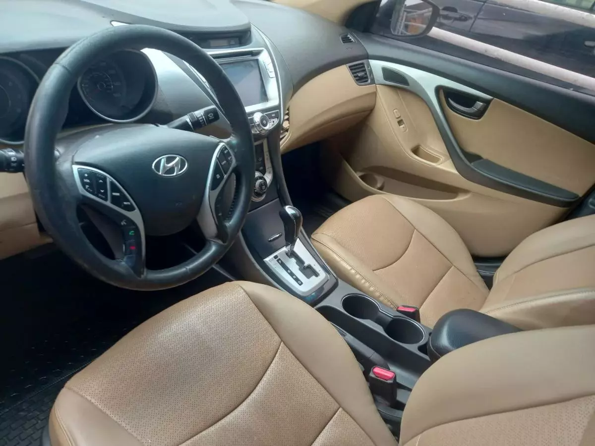 Hyundai Elantra   - 2012