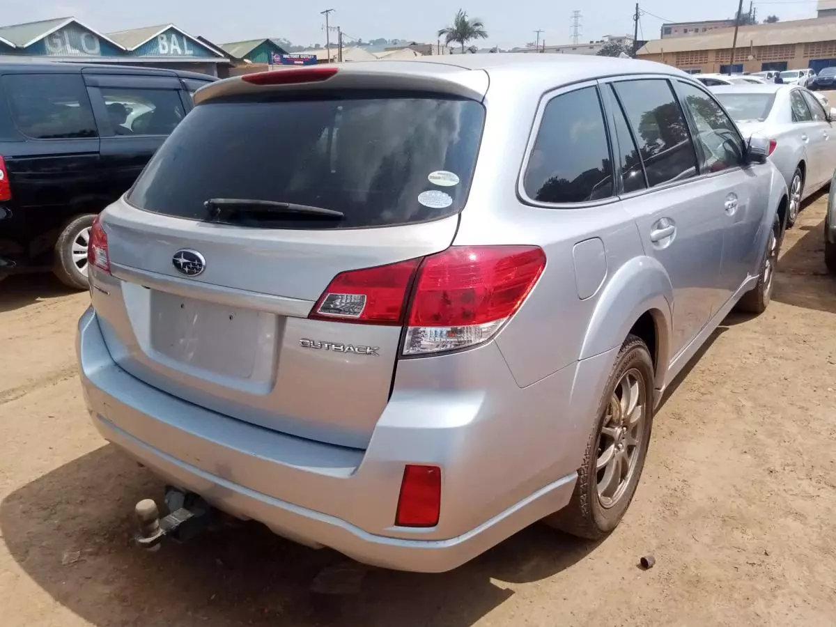 Subaru Outback   - 2011