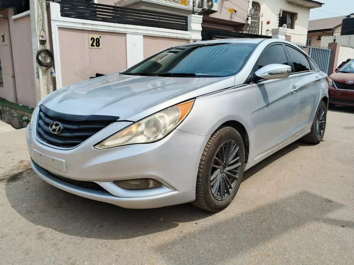 Hyundai Sonata   - 2011