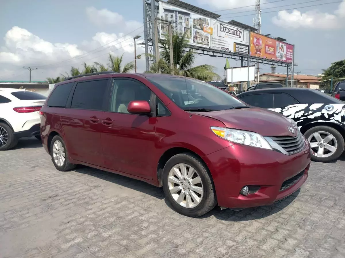 Toyota Sienna - 2011