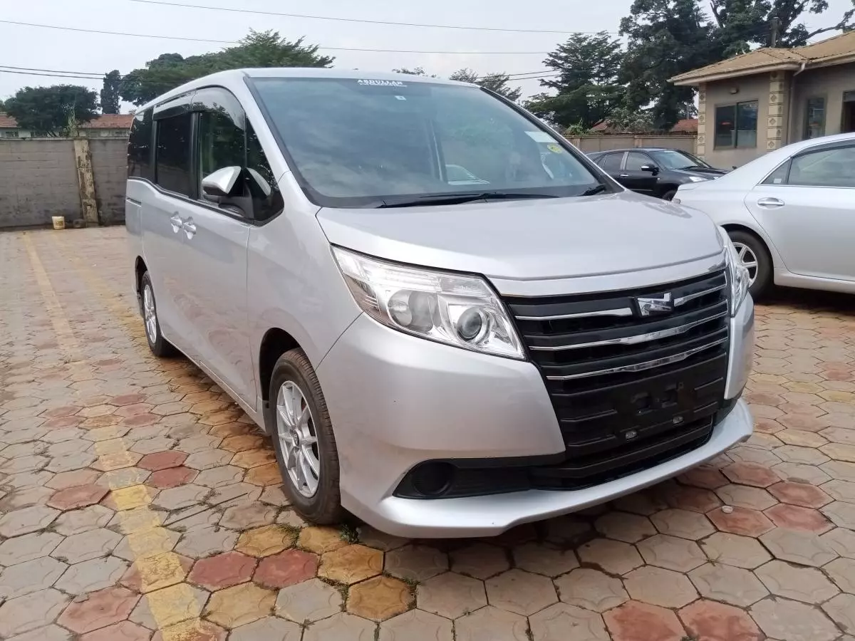 Toyota Noah   - 2014