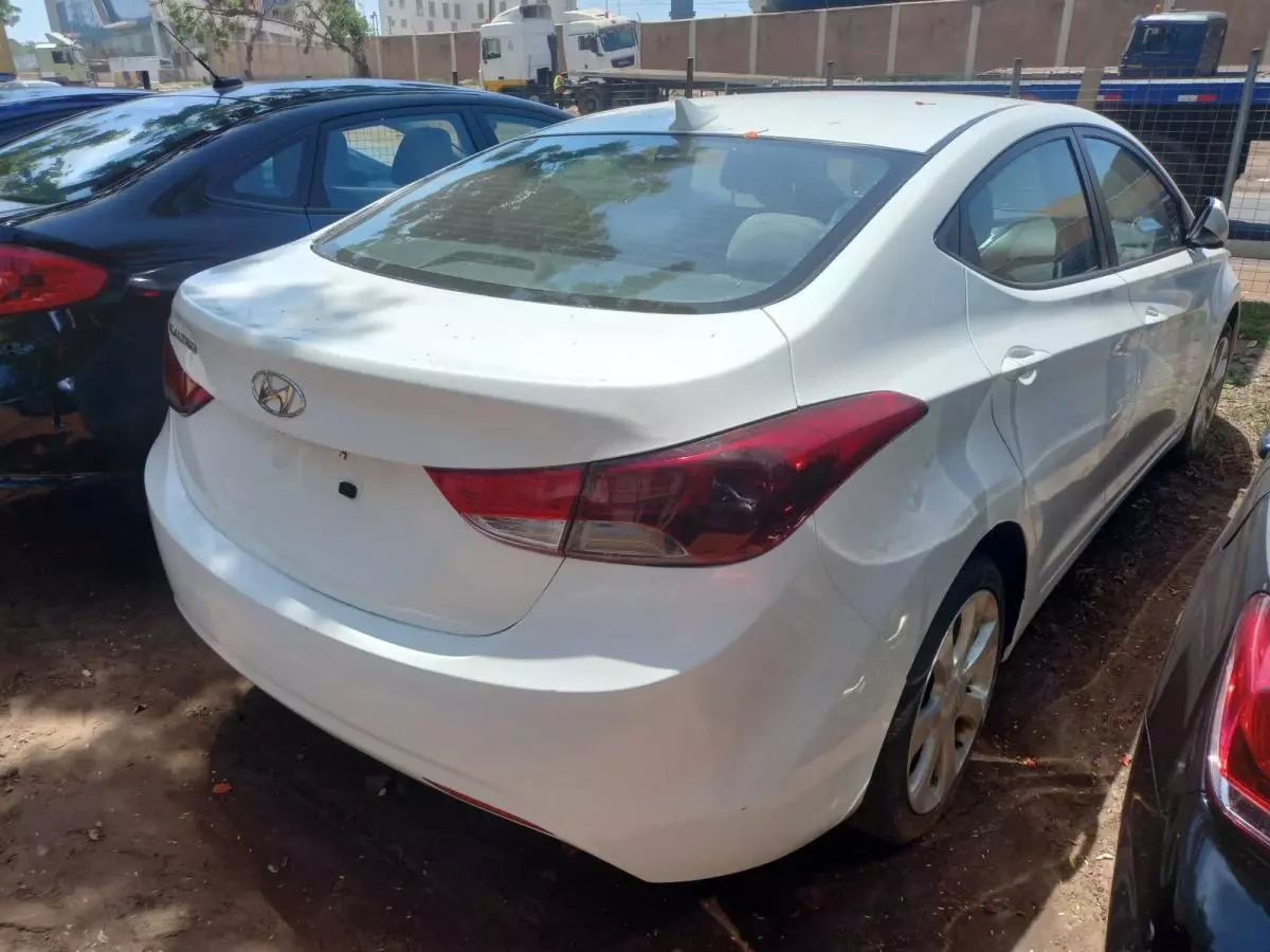 Hyundai Elantra   - 2012