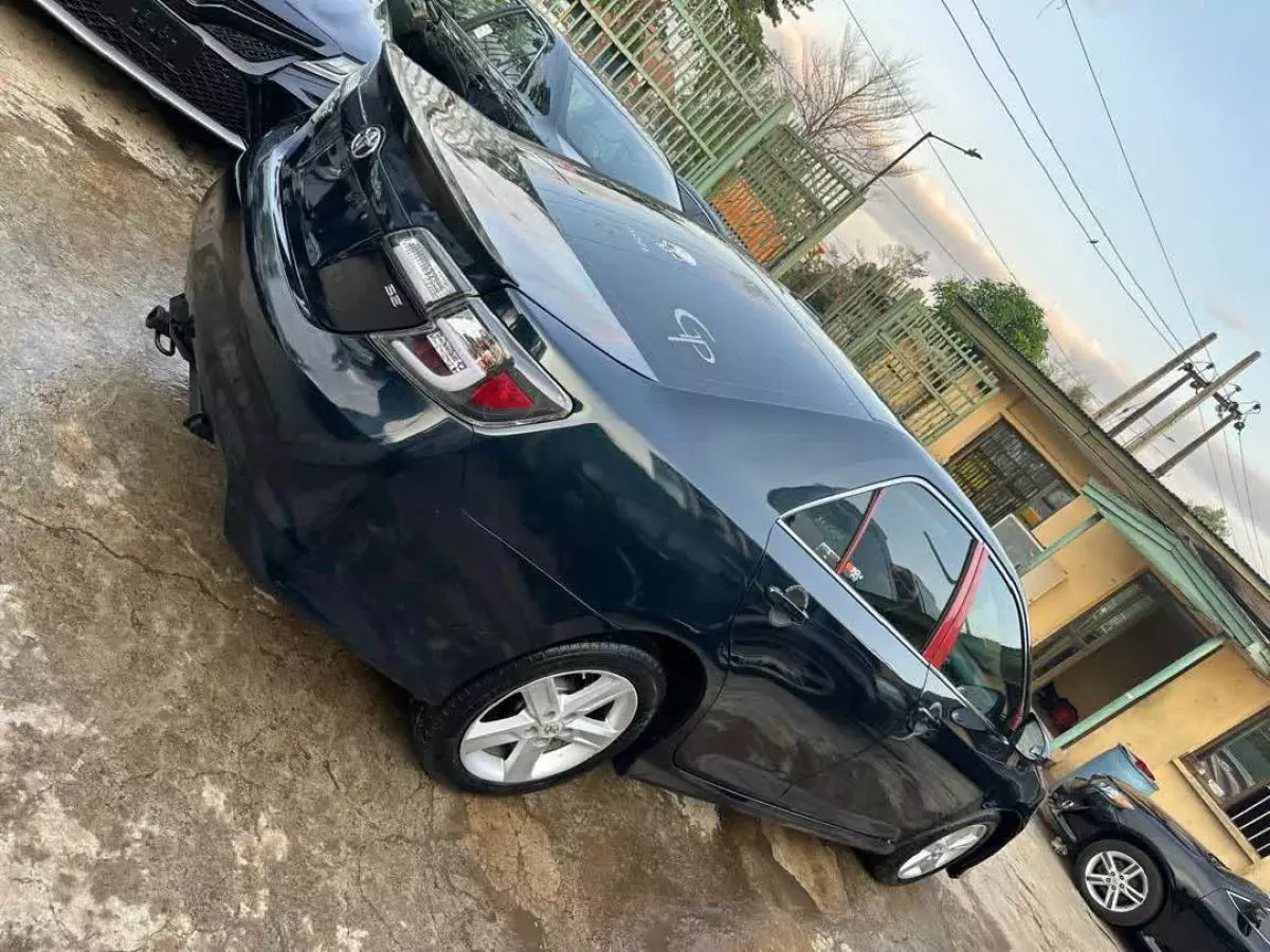 Toyota Camry   - 2012