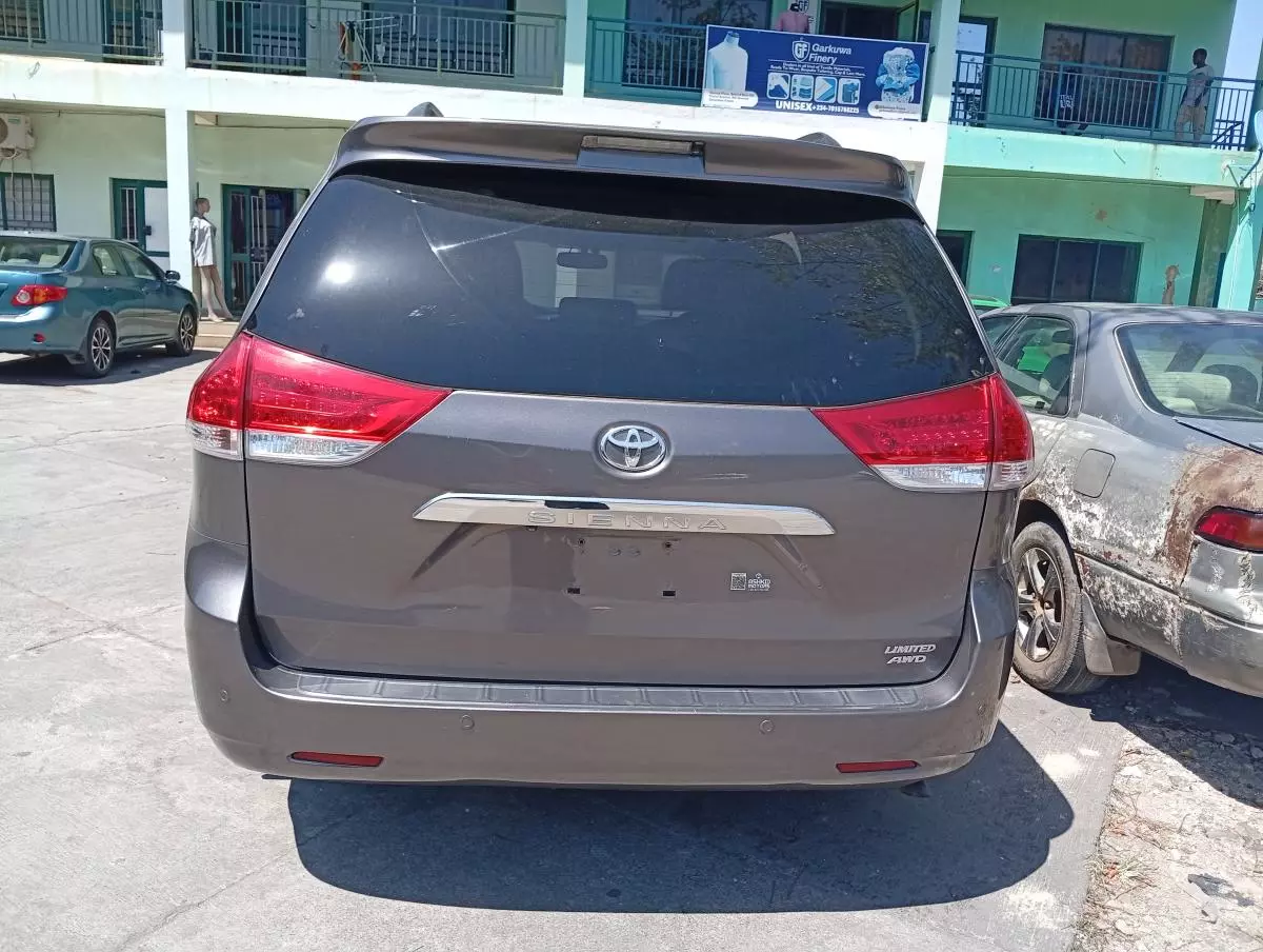 Toyota Sienna   - 2013