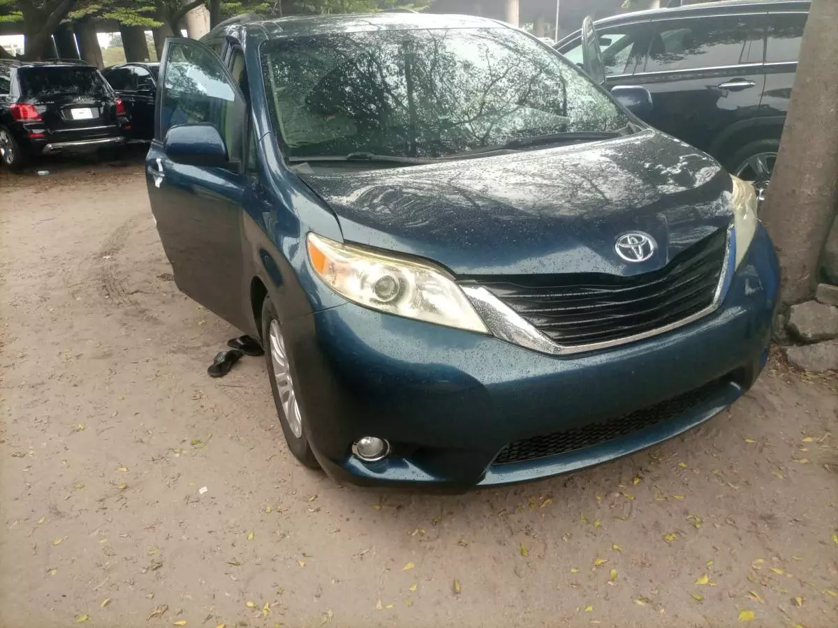 Toyota Sienna   - 2011