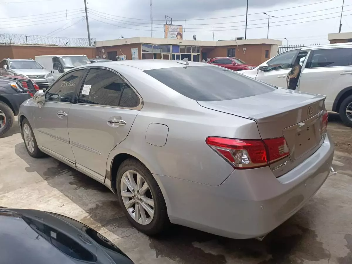 Lexus ES 350   - 2010