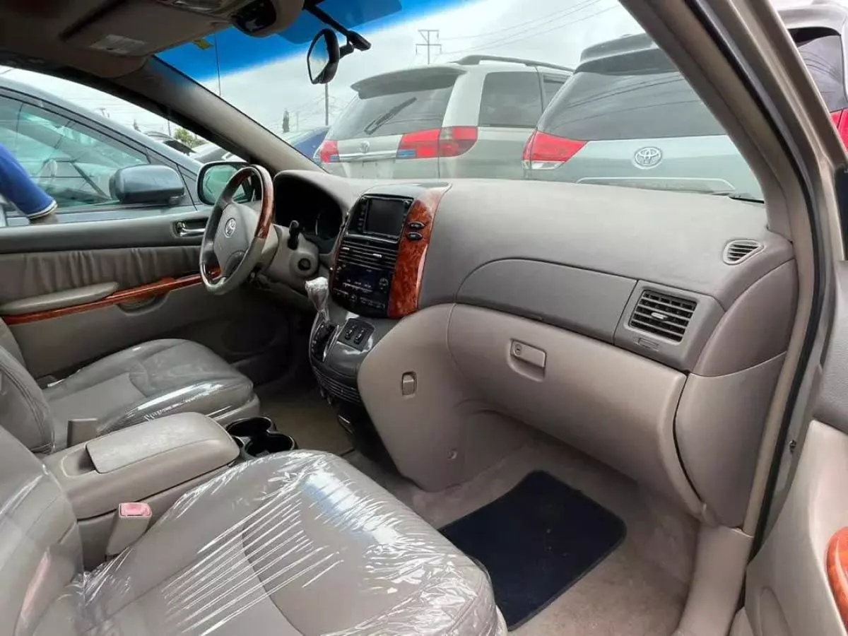 Toyota Sienna   - 2006