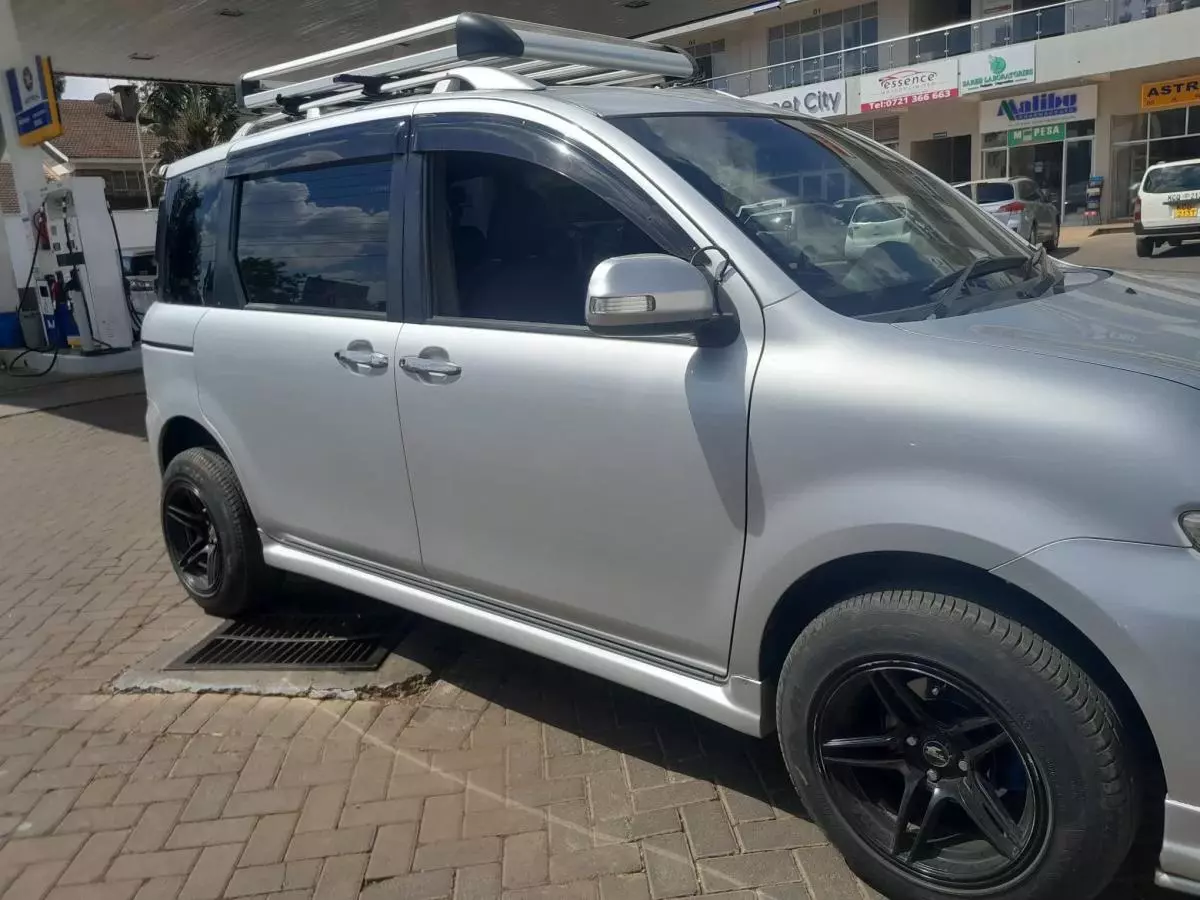 Toyota Sienta   - 2012