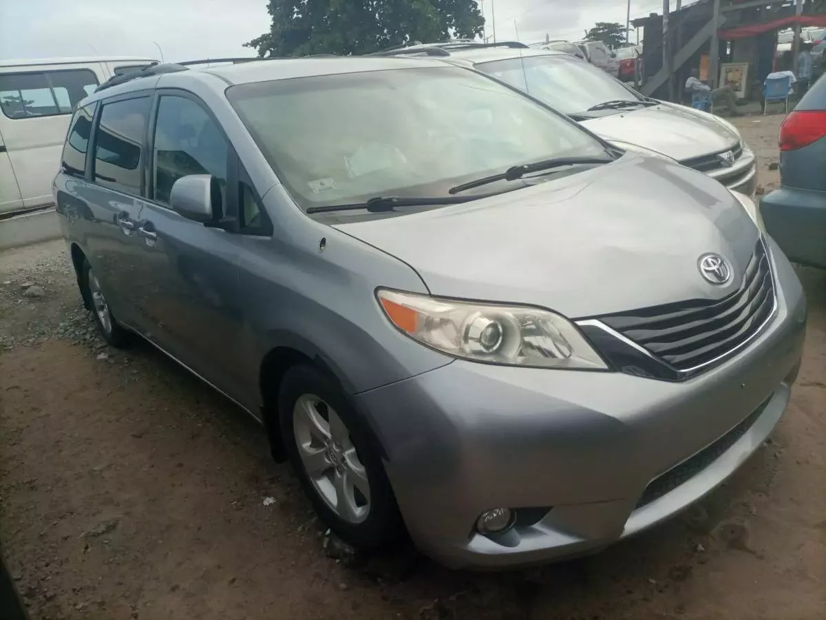 Toyota Sienna   - 2011