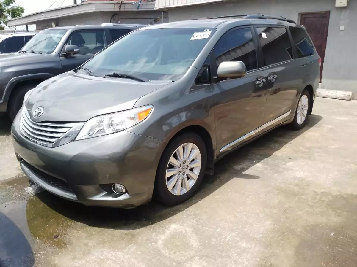 Toyota Sienna   - 2011