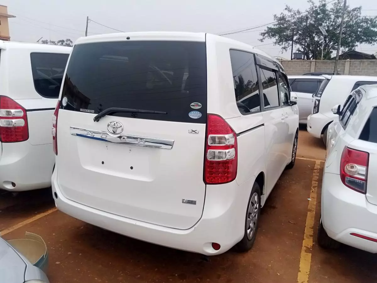 Toyota Noah   - 2012