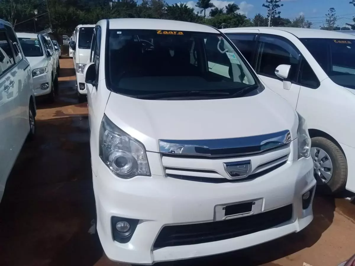 Toyota Noah   - 2011