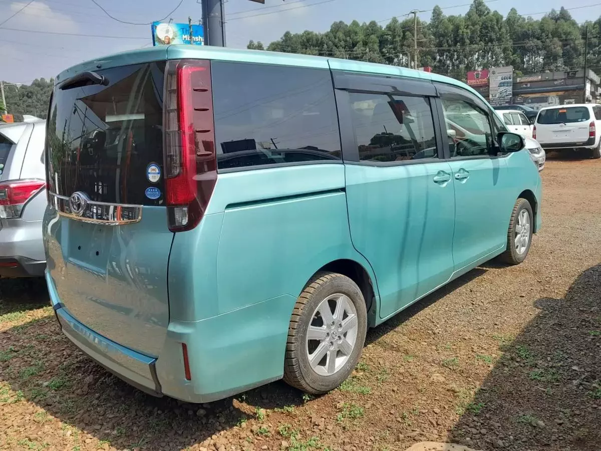 Toyota Noah - 2016