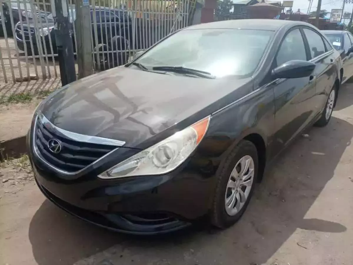 Hyundai Sonata   - 2011