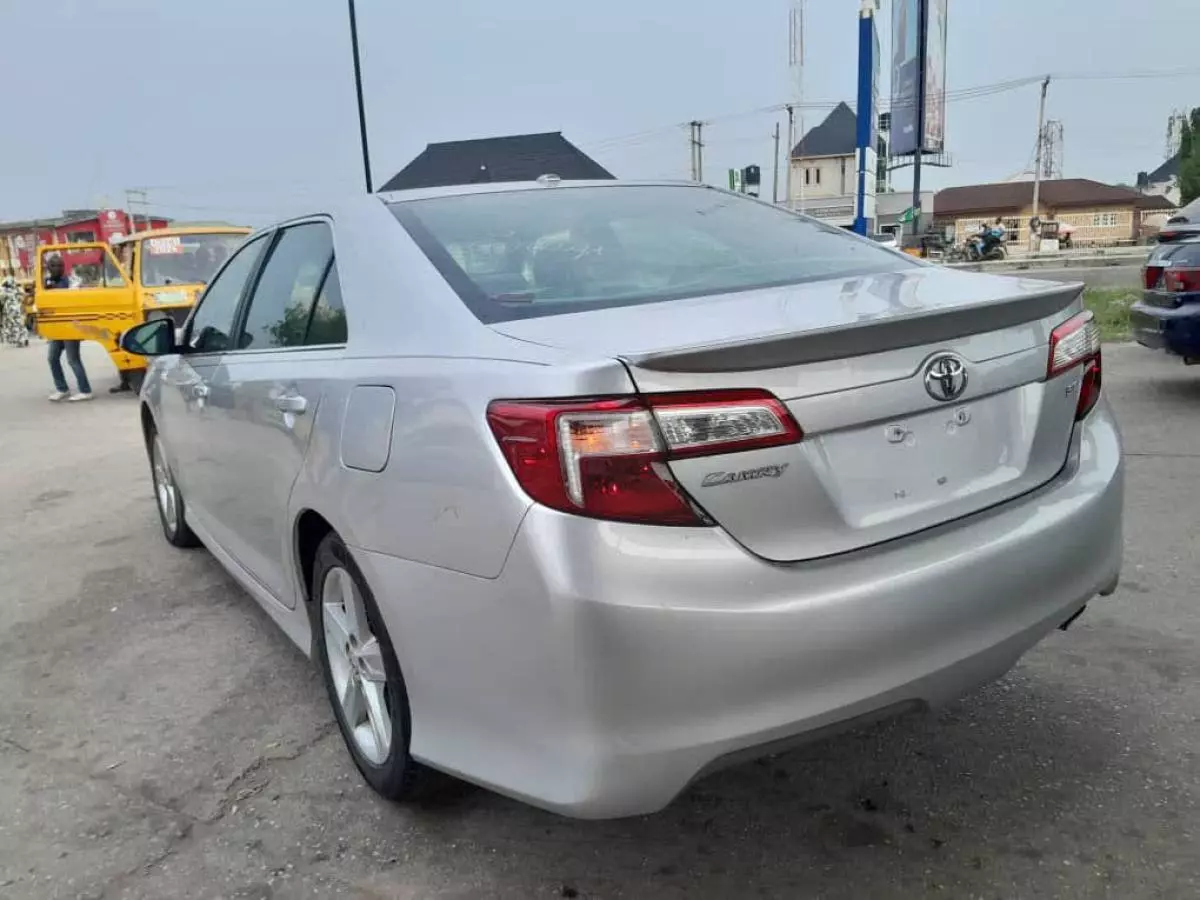 Toyota Camry   - 2012