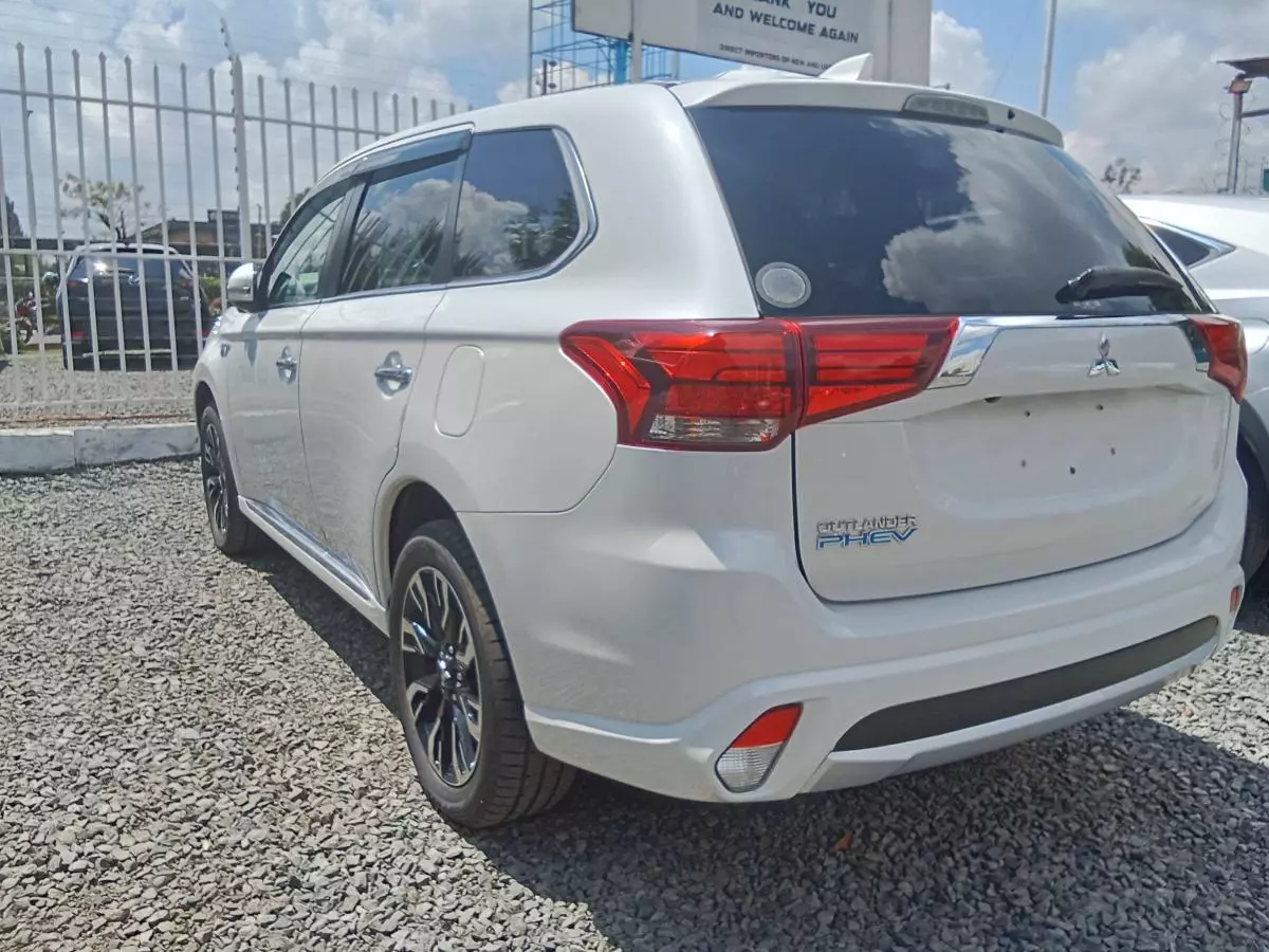 Mitsubishi Outlander hybrid    - 2017