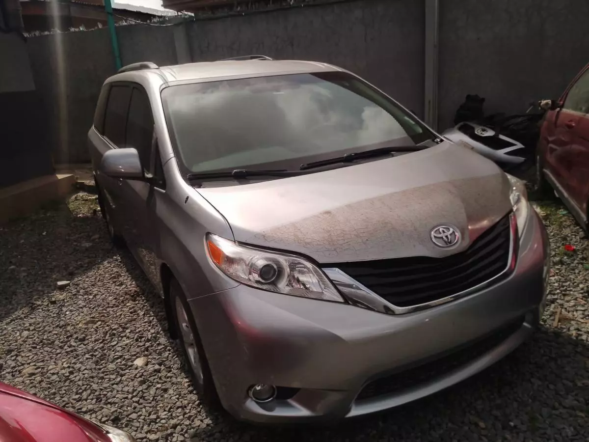 Toyota Sienna   - 2011