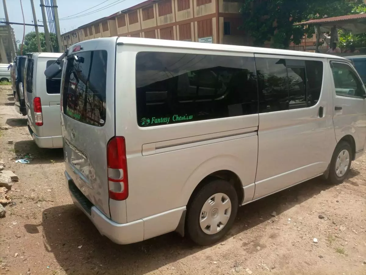 Toyota Hiace   - 2009