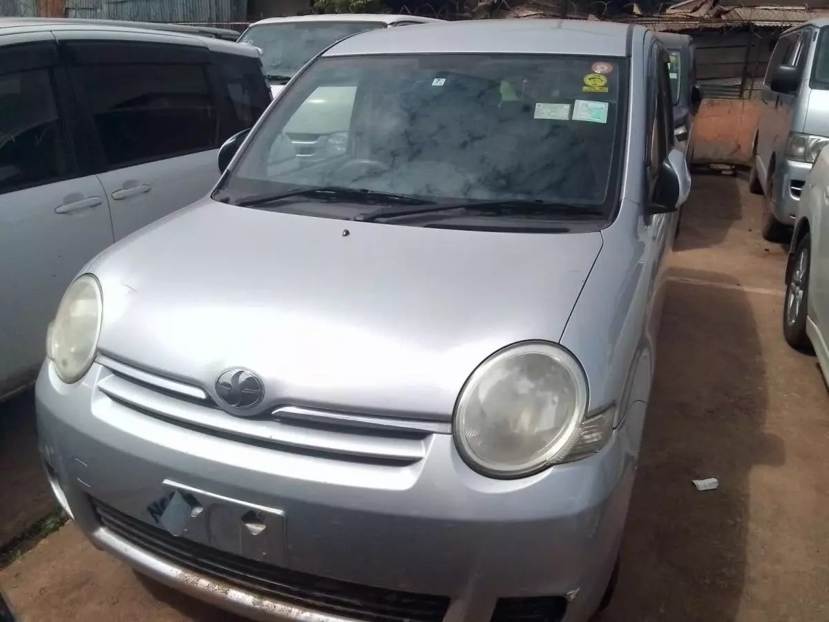 Toyota Sienta   - 2008