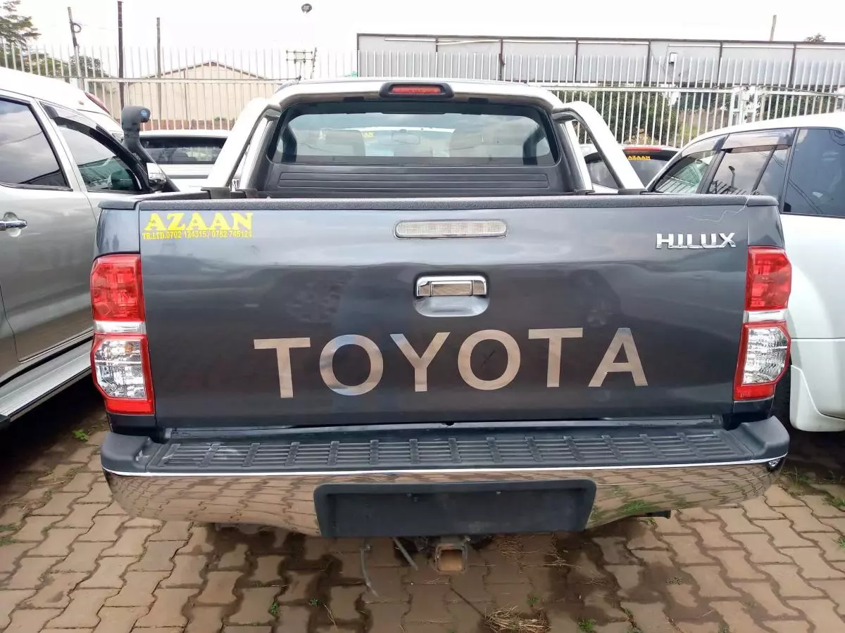 Toyota Hilux    - 2011