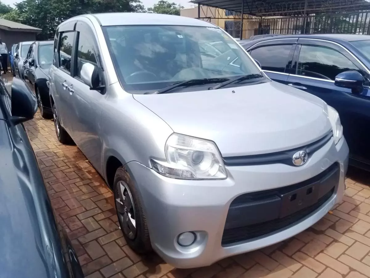 Toyota Sienta   - 2012