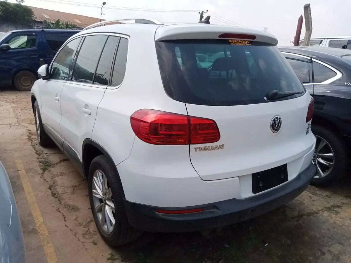 Volkswagen Tiguan   - 2014