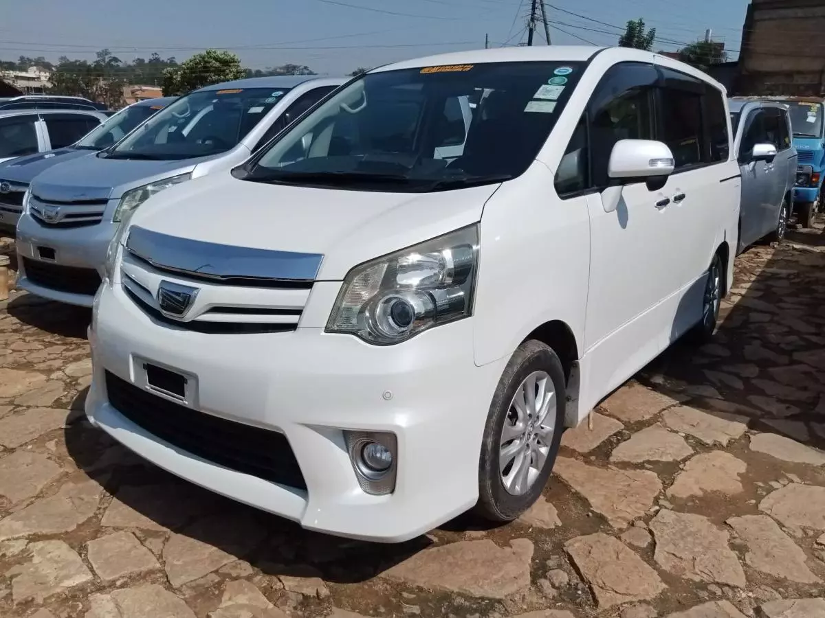 Toyota Noah   - 2012