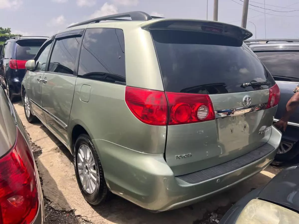 Toyota Sienna   - 2010