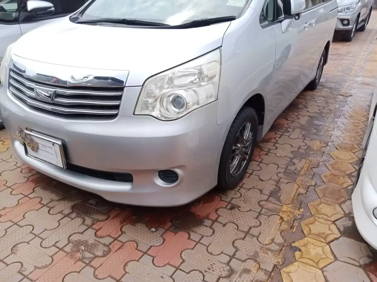 Toyota Noah   - 2009