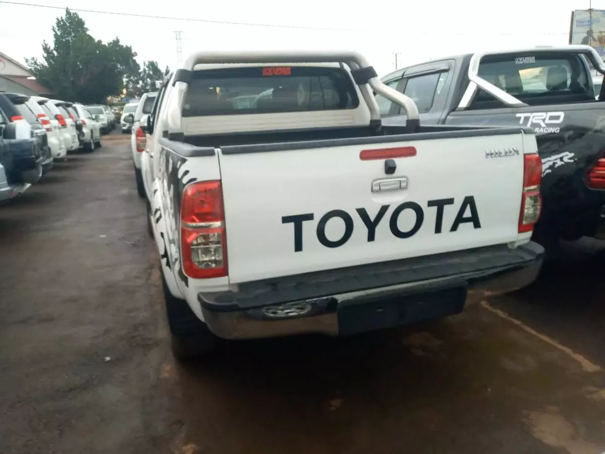 Toyota Hilux   - 2015