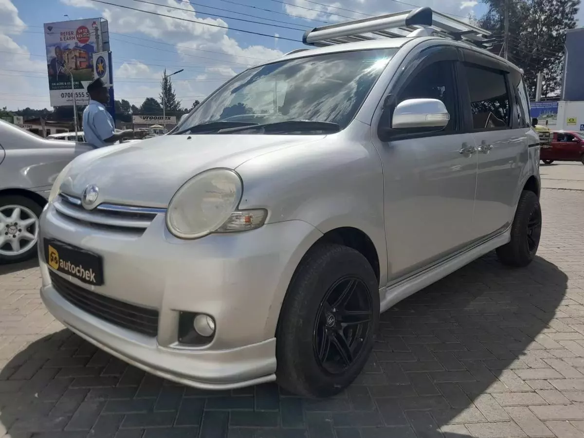 Toyota Sienta   - 2012