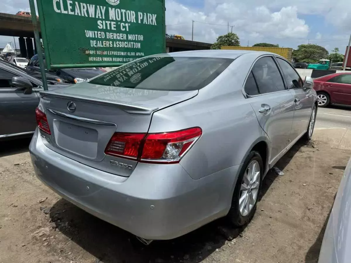 Lexus ES 350   - 2010