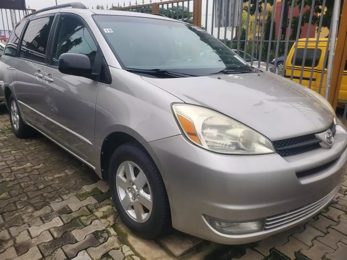 Toyota Sienna   - 2004