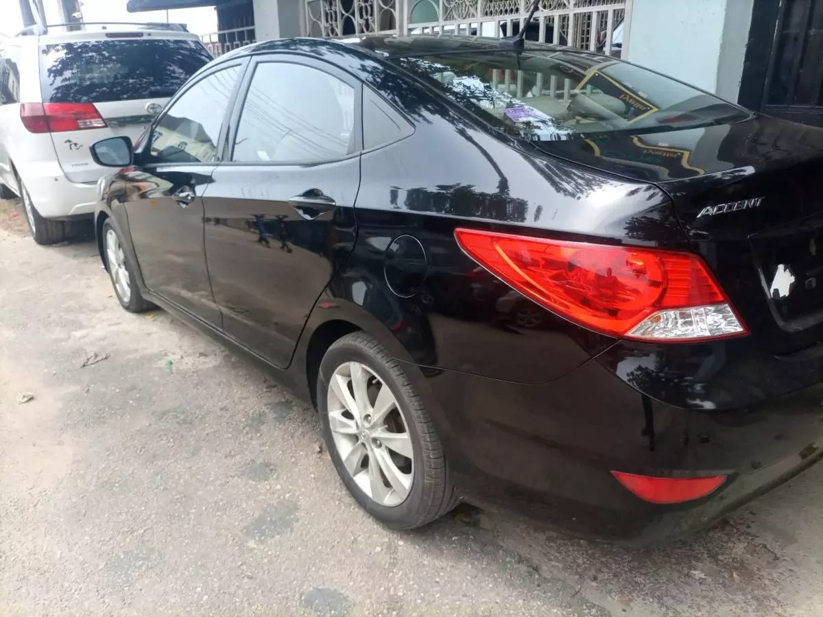 Hyundai Accent - 2012