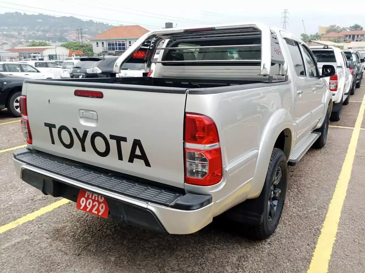 Toyota Hilux    - 2012