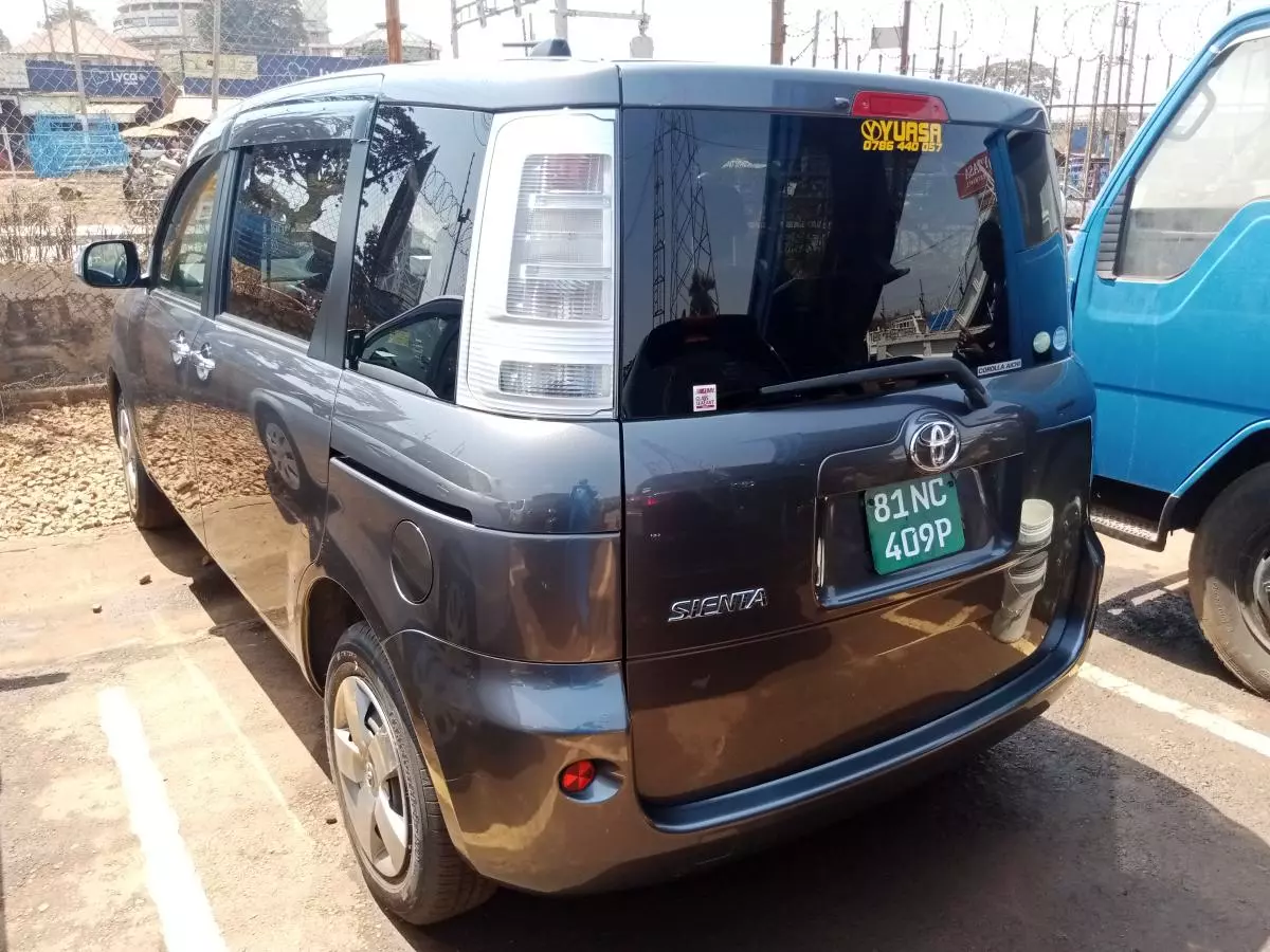 Toyota Sienta   - 2012