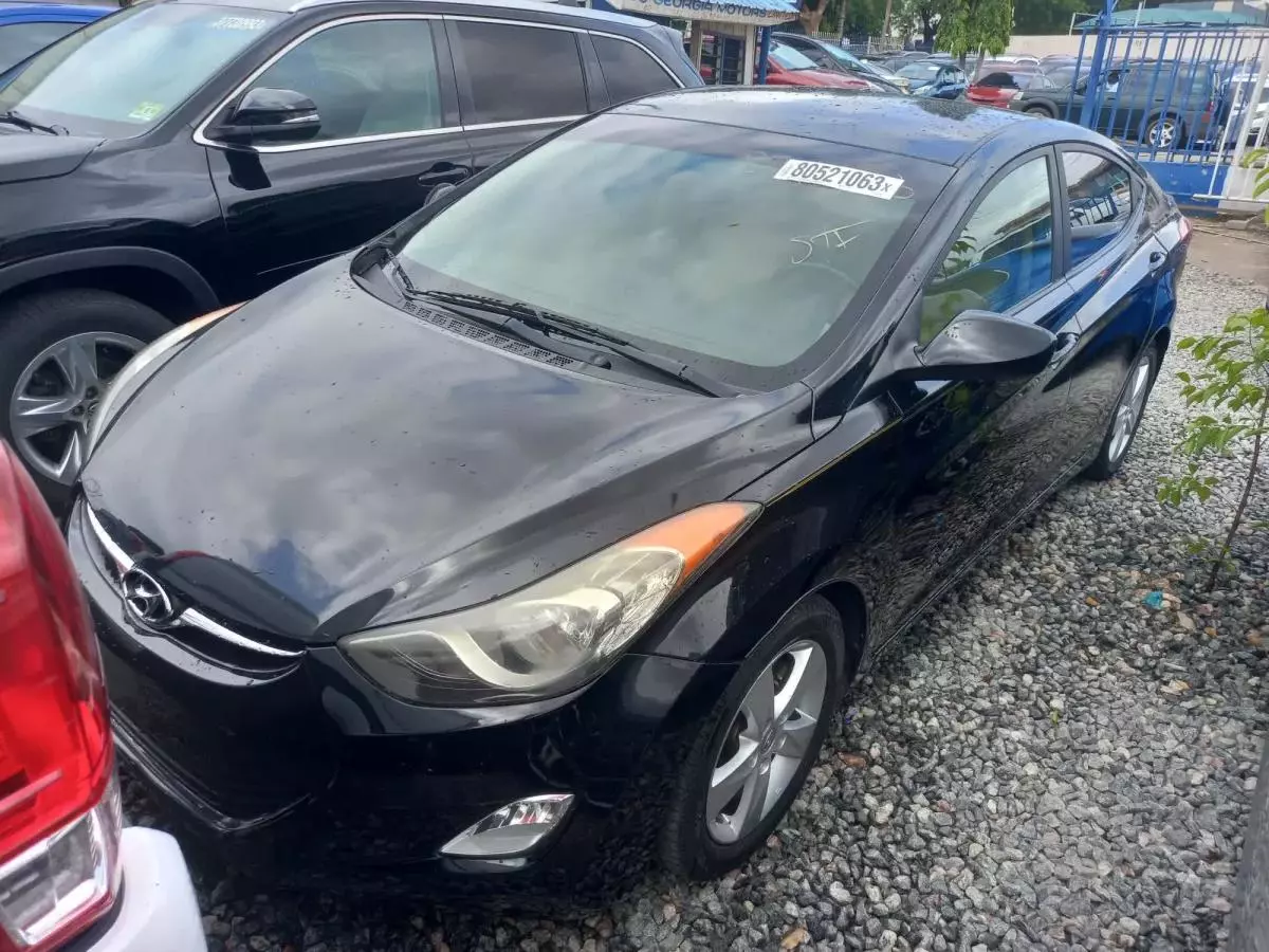 Hyundai Elantra   - 2012