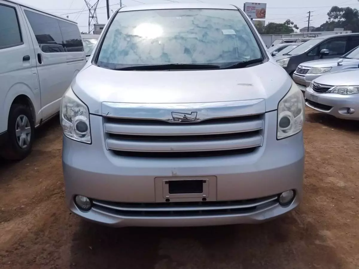 Toyota Noah   - 2009