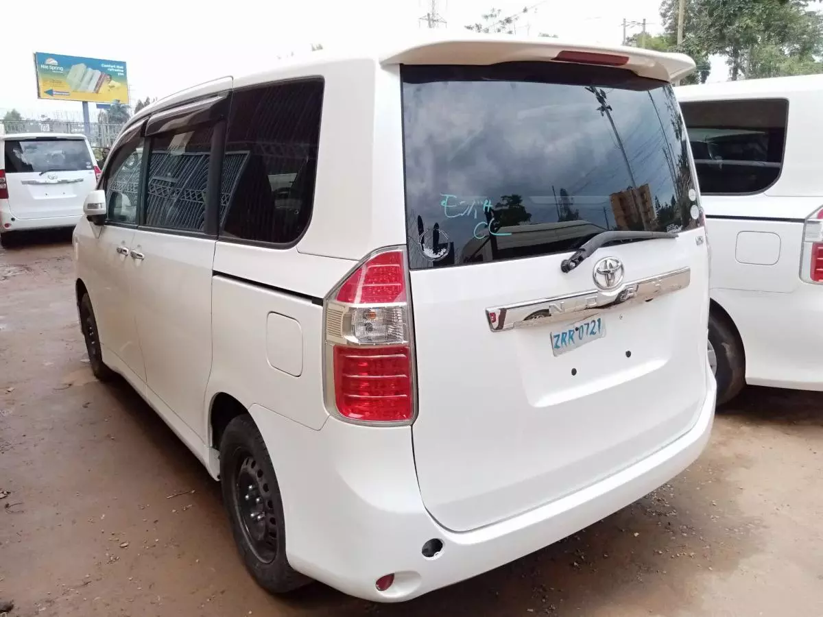 Toyota Noah   - 2009