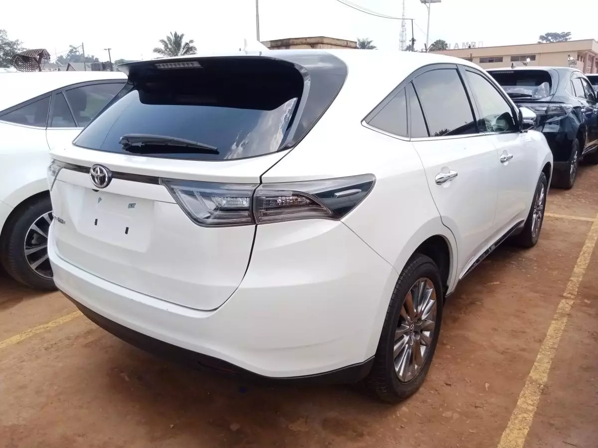 Toyota Harrier   - 2017