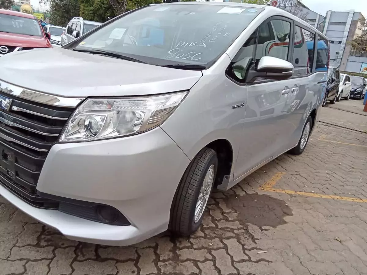 Toyota Noah Hybrid   - 2017