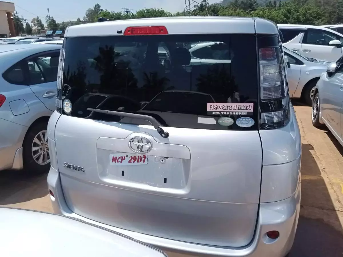 Toyota Sienta   - 2011