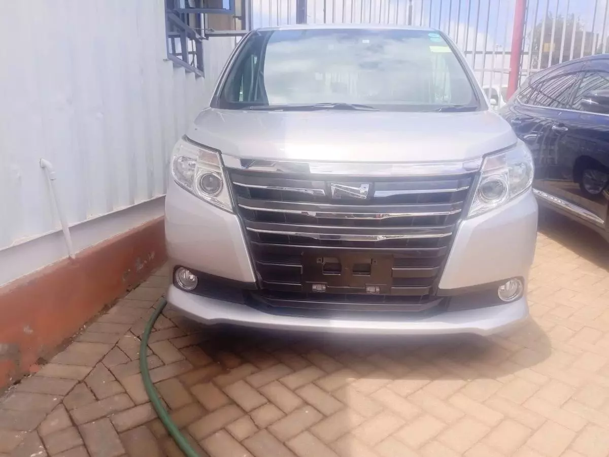 Toyota Noah   - 2016