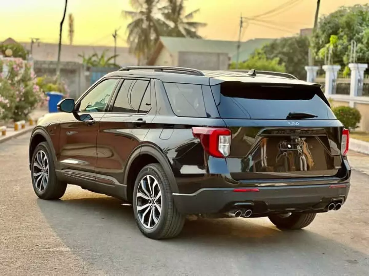 Ford Explorer   - 2023