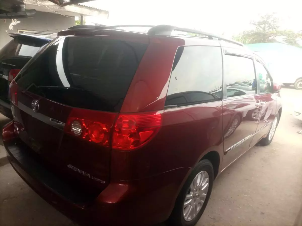 Toyota Sienna   - 2010