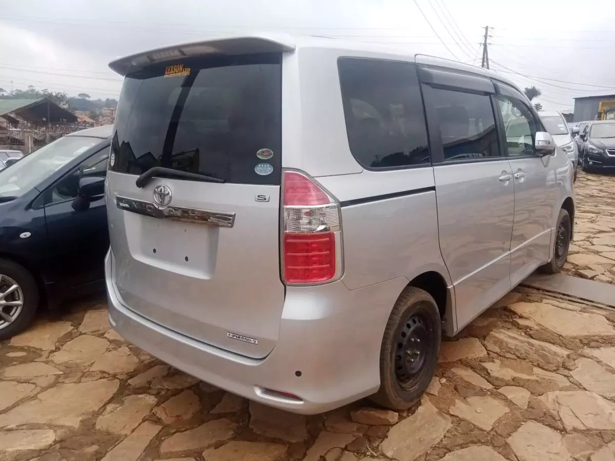 Toyota Noah   - 2012