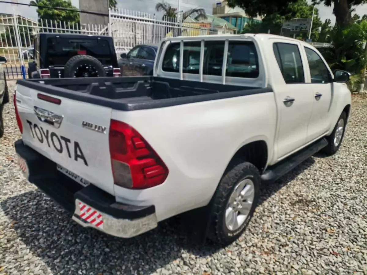 Toyota Hilux   - 2021