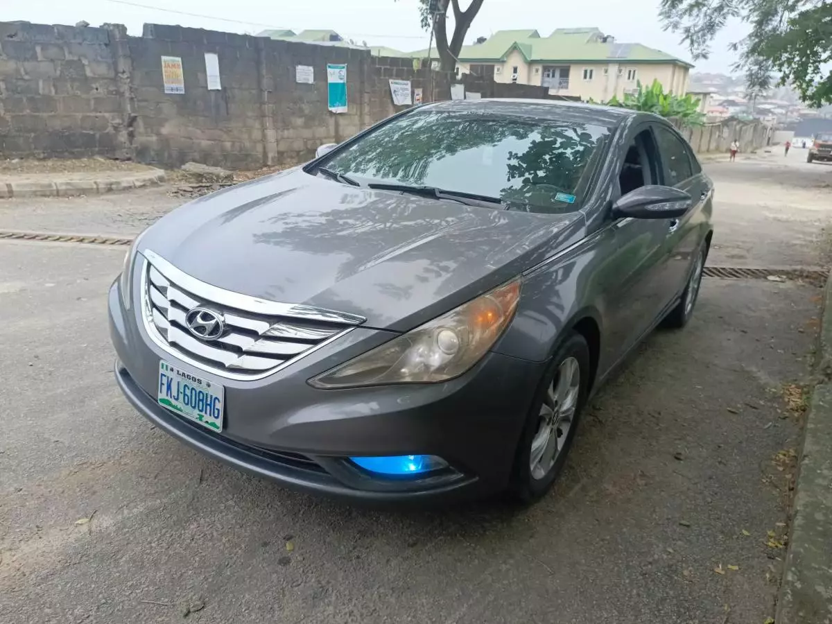 Hyundai Sonata   - 2011